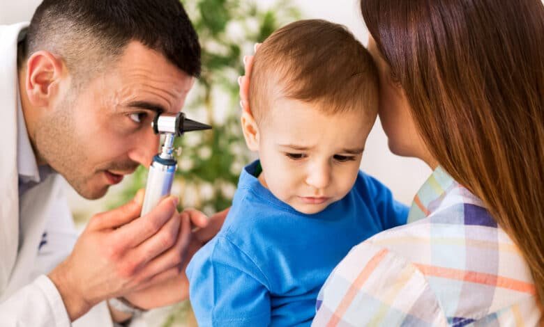 علاج التهاب الاذن الوسطى عند الاطفال